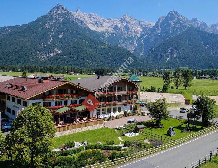 Landhotel & Reitstall Strasserwirt