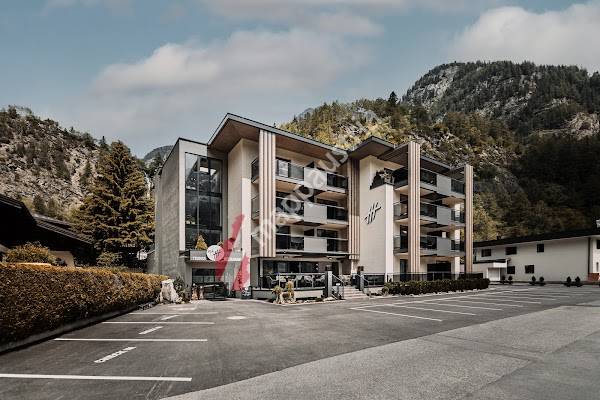 VIER Studios & Restaurant